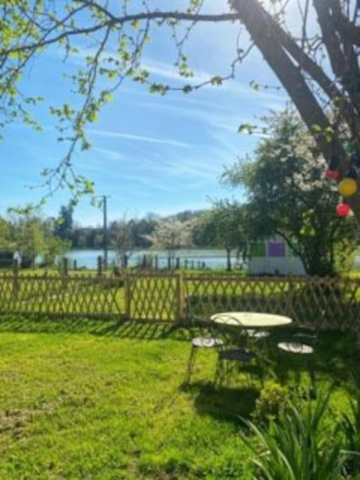 Maison Face A L'Etang Précy Kültér fotó