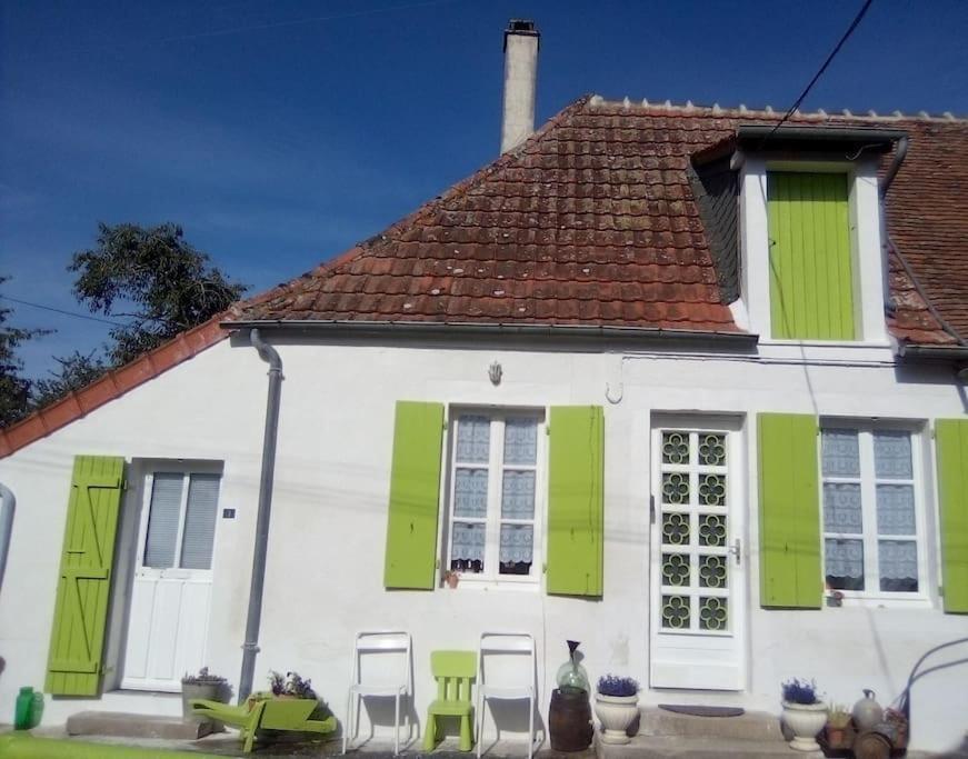 Maison Face A L'Etang Précy Kültér fotó